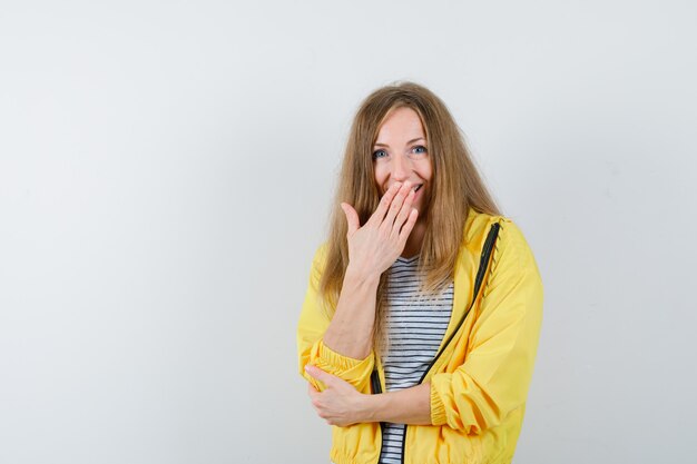 Giovane donna bionda in una giacca gialla