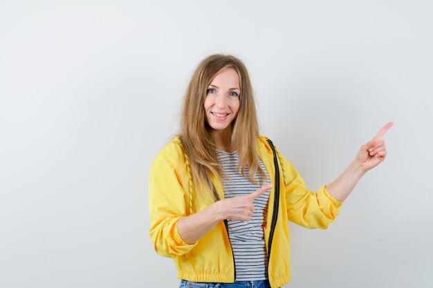 Giovane donna bionda in una giacca gialla