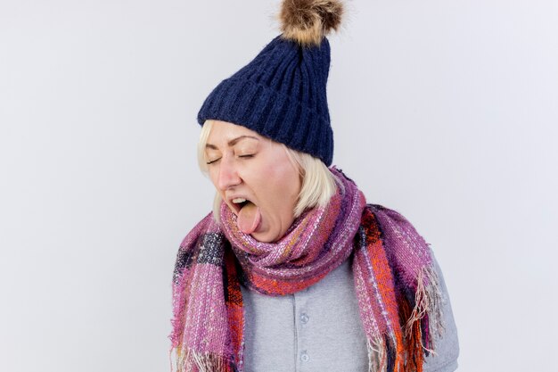 Giovane donna bionda malata slava dispiaciuta che indossa sciarpa e cappello invernale