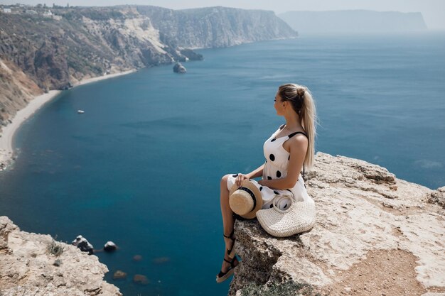 Giovane donna carina all'aperto