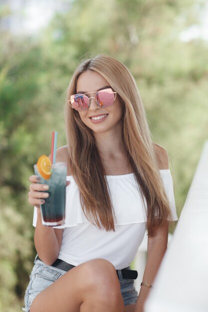 giovane donna carina nella terrazza del caffè all'aperto