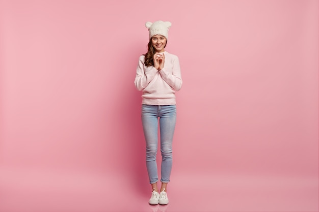 Giovane donna castana che porta cappello divertente