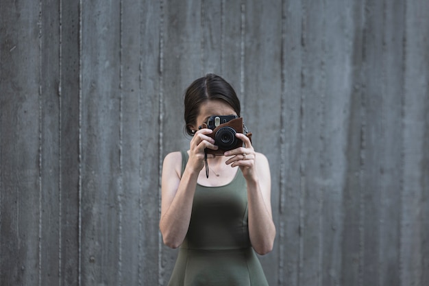 Giovane donna castana che prende una foto