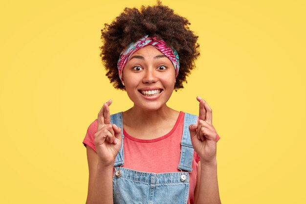 Giovane donna castana con capelli ricci e bandana colorata