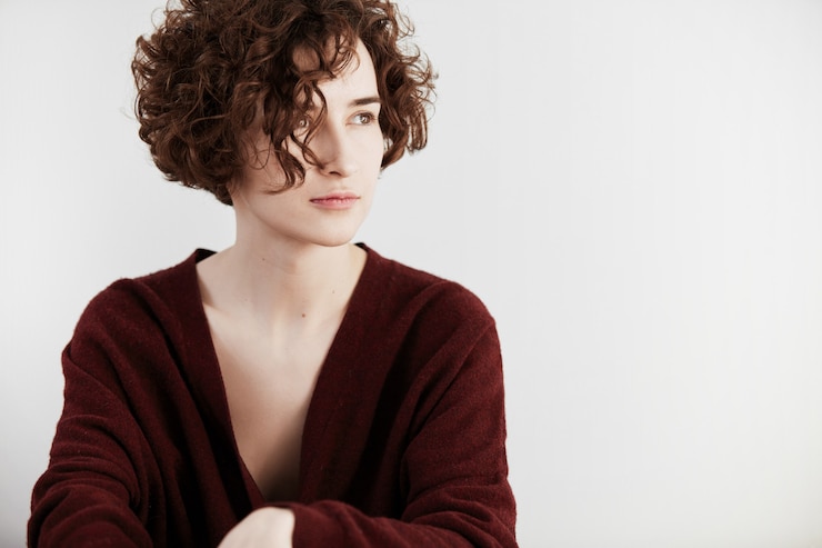 Foto gratuito giovane donna castana con capelli ricci