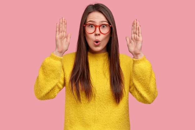 Giovane donna castana in maglione giallo