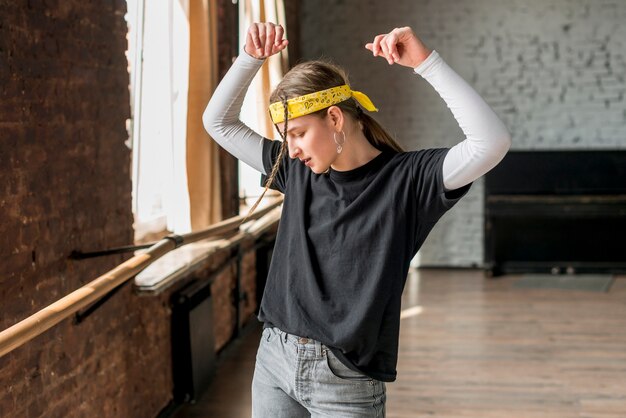 Giovane donna che balla in studio di danza