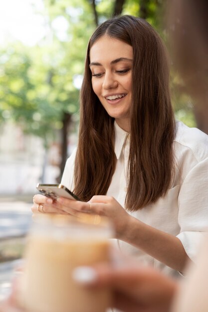 Giovane donna che beve caffè freddo