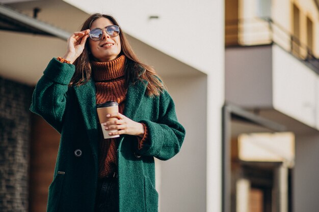 Giovane donna che beve il caffè a casa