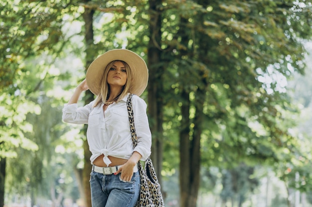 Giovane donna che cammina nel parco