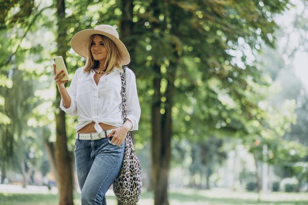 Giovane donna che cammina nel parco