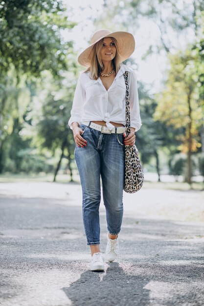 Giovane donna che cammina nel parco