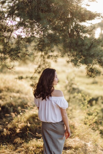 Giovane donna che cammina nella foresta