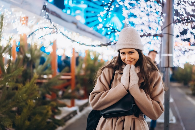 Giovane donna che cammina sul mercato con alberi