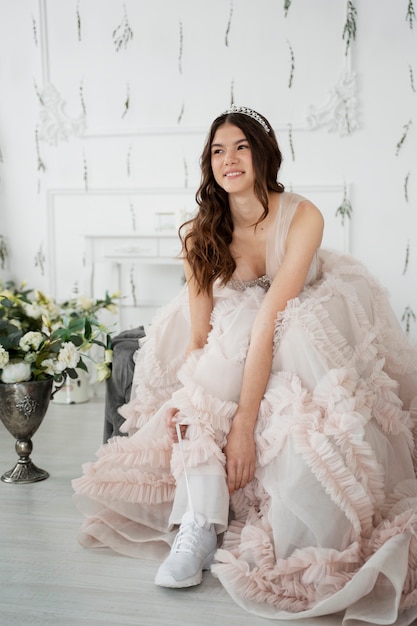 Giovane donna che celebra la sua quinceanera