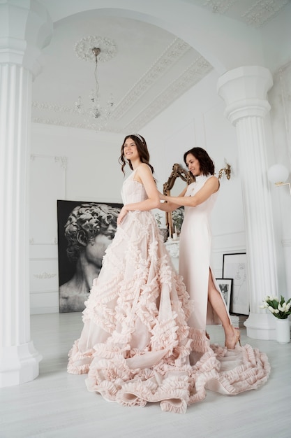 Giovane donna che celebra la sua quinceanera