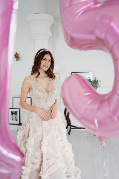 Giovane donna che celebra la sua quinceanera