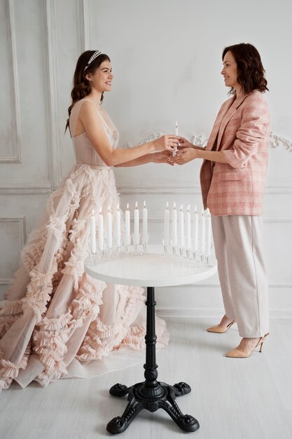 Giovane donna che celebra la sua quinceanera