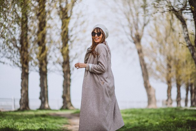 Giovane donna che corre nel parco