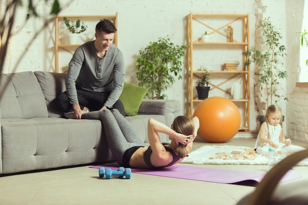 Giovane donna che esercita fitness aerobica yoga a casa stile di vita sportivo Diventare attiva durante la quarantena di blocco Palestra domestica