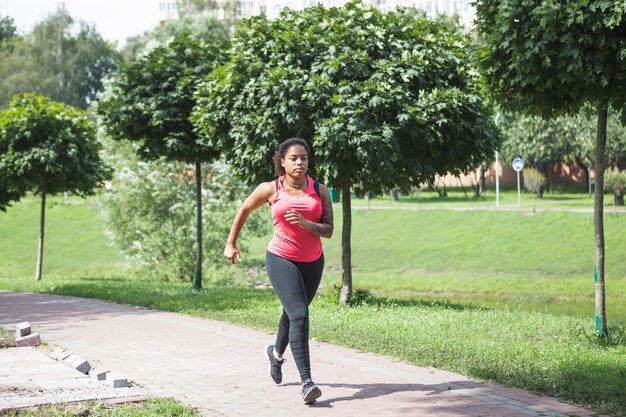 Giovane donna che fa esercizio nel parco