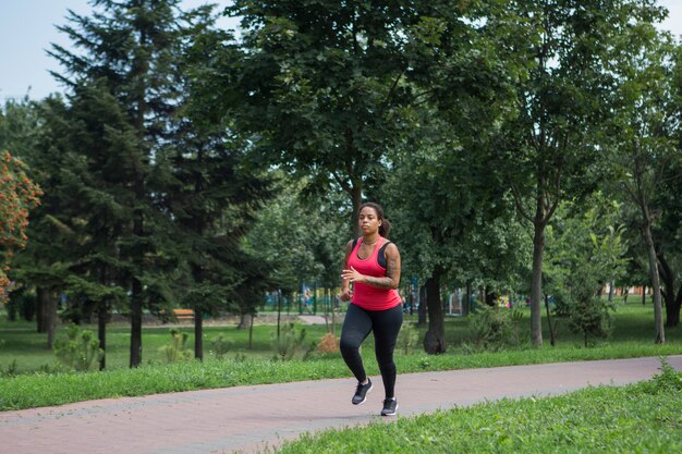 Giovane donna che fa esercizio nel parco