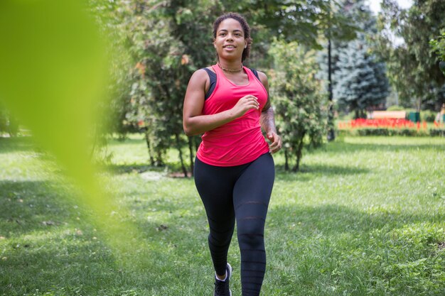 Giovane donna che fa esercizio nel parco