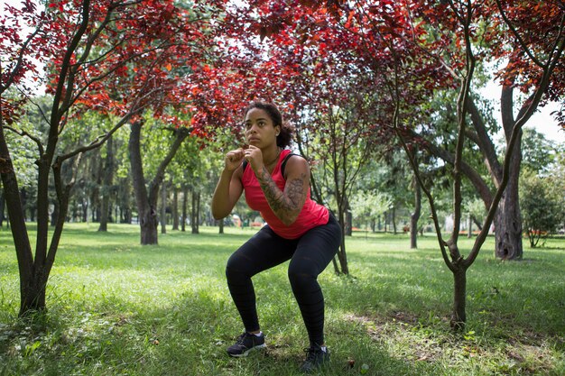 Giovane donna che fa esercizio nel parco