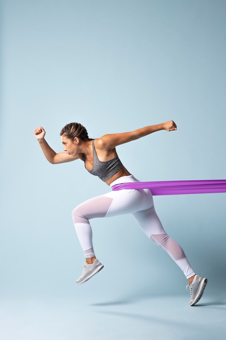 Foto gratuito giovane donna che fa fitness in abbigliamento sportivo