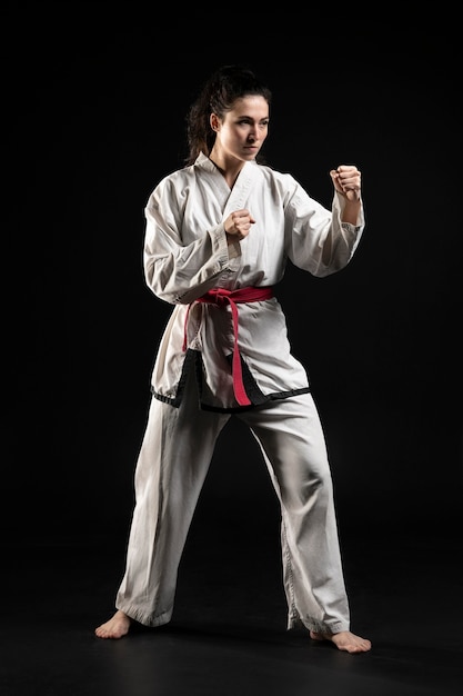 Giovane donna che fa karate