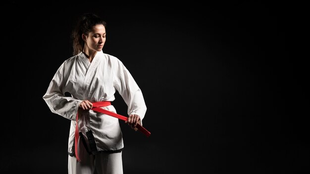 Giovane donna che fa karate