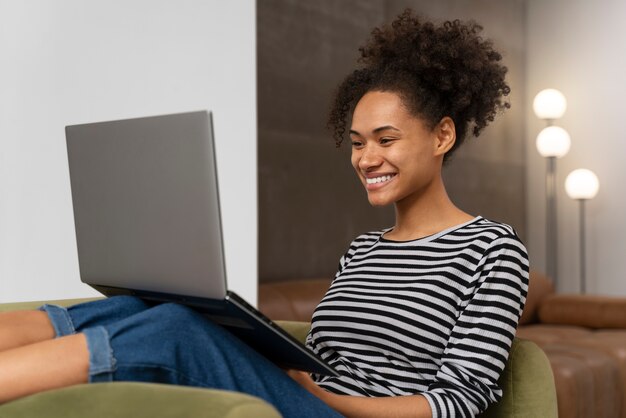 Giovane donna che fa la spesa online