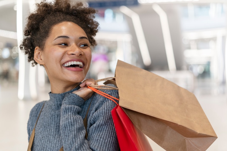 Foto gratuito giovane donna che fa shopping per i vestiti
