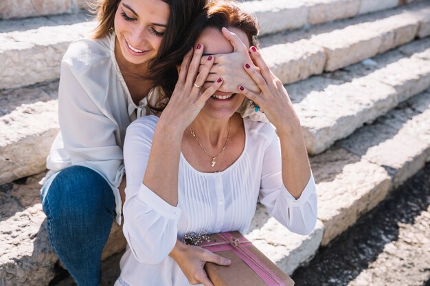 Giovane donna che fa sorpresa per la madre