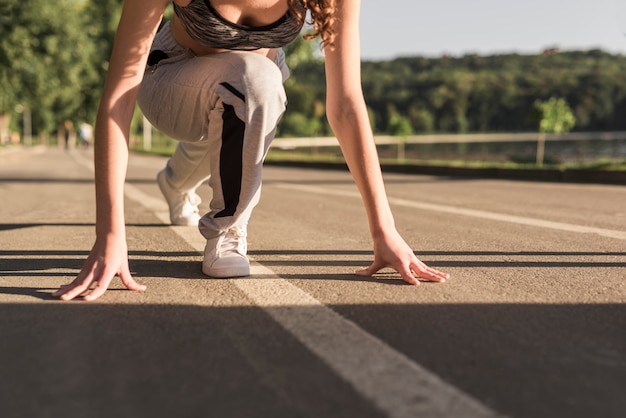 Giovane donna che fa sport nel parco