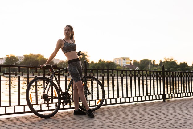 Giovane donna che fa sport nel parco