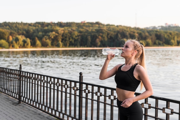 Giovane donna che fa sport nel parco