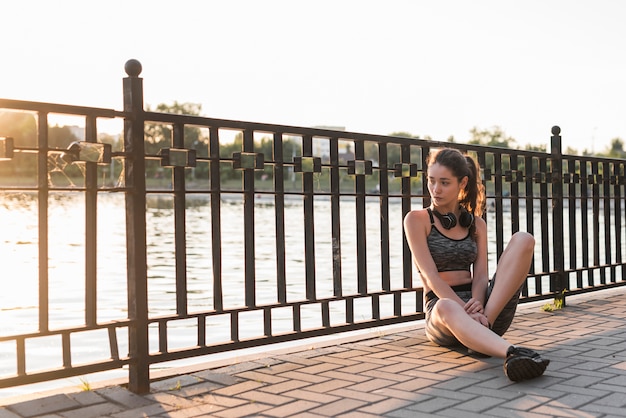 Giovane donna che fa sport nel parco