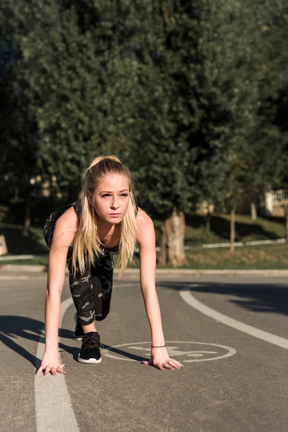 Giovane donna che fa sport nel parco