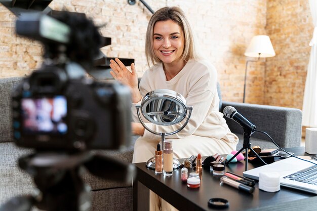 Giovane donna che fa un vlog di bellezza