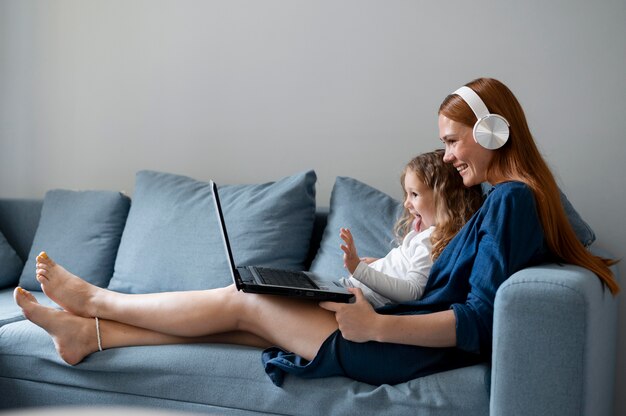 Giovane donna che fa una videochiamata in famiglia