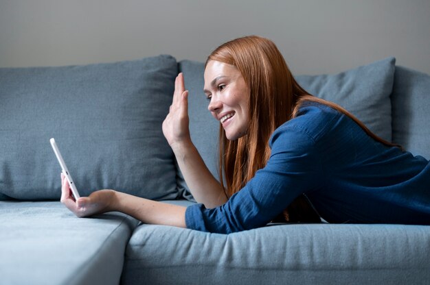 Giovane donna che fa una videochiamata in famiglia