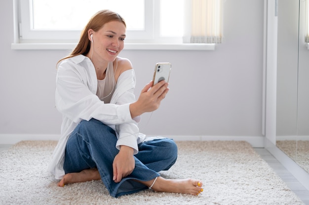 Giovane donna che fa una videochiamata in famiglia