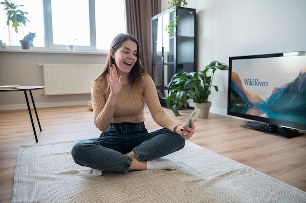 Giovane donna che fa una videochiamata