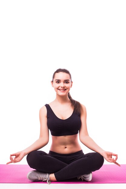 Giovane donna che fa yoga su priorità bassa bianca