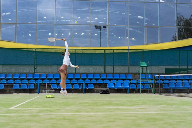 giovane donna che gioca a tennis