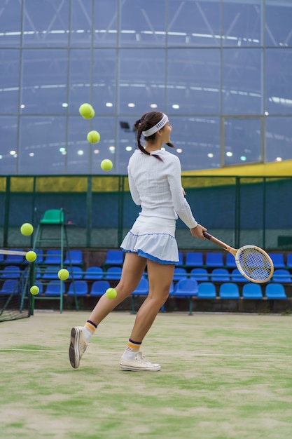 giovane donna che gioca a tennis