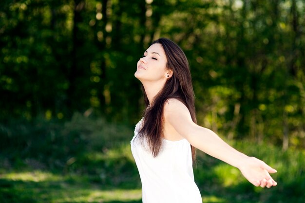 giovane donna che gode dell'estate in un parco