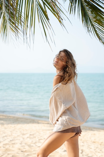 Giovane donna che gode dell'estate