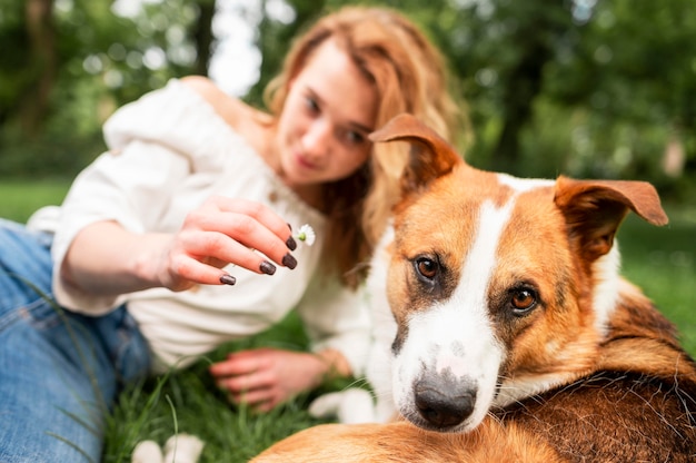 Giovane donna che gode della natura con il migliore amico